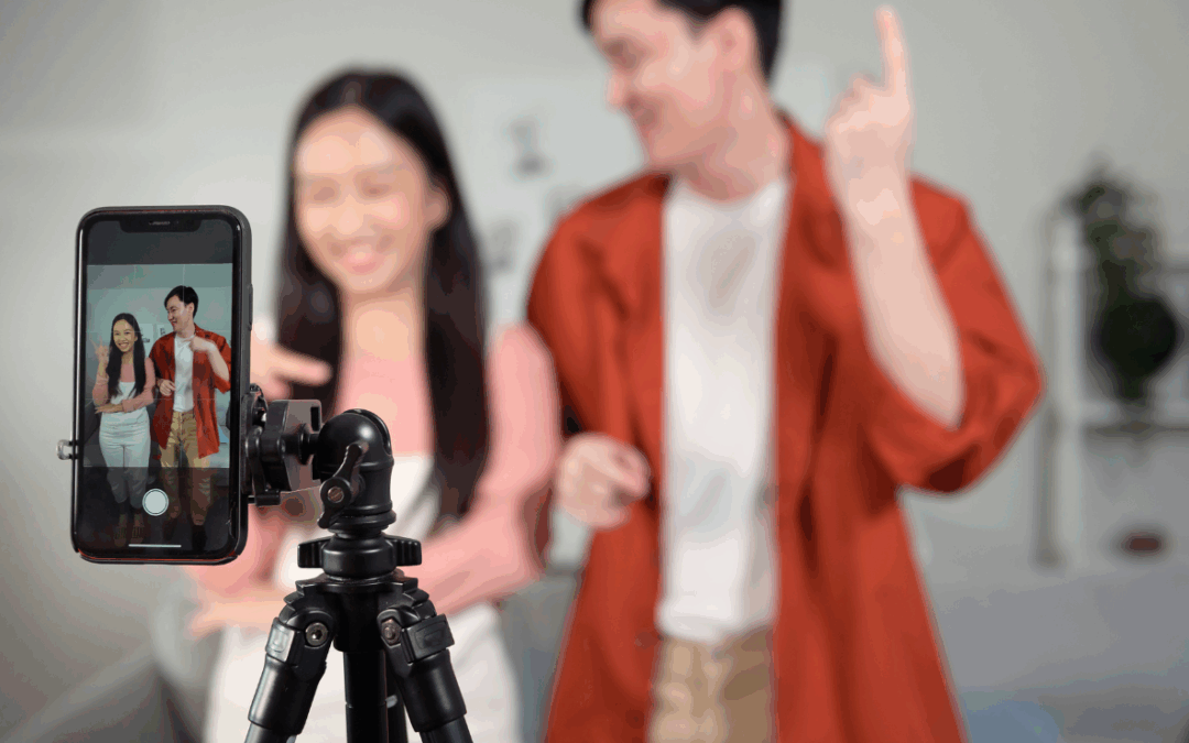 Deux créateurs filment une vidéo TikTok devant un smartphone sur trépied pour promouvoir des produits via TikTok Shop.