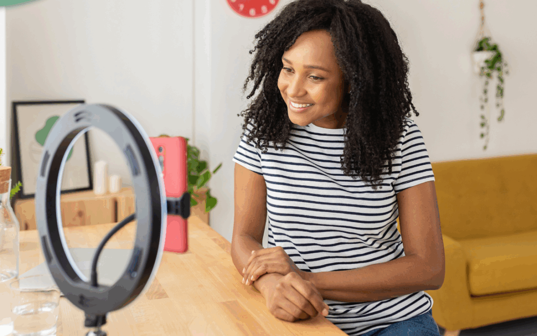 Femme créatrice de contenu qui enregistre une vidéo avec un smartphone et un ring light pour TikTok