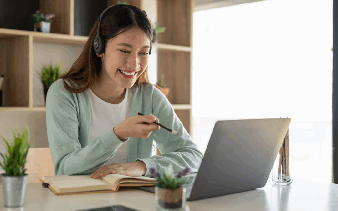 Jeune femme souriante suivant une formation en ligne sur ordinateur avec casque micro grâce à Mon Compte Formatin et son CPF